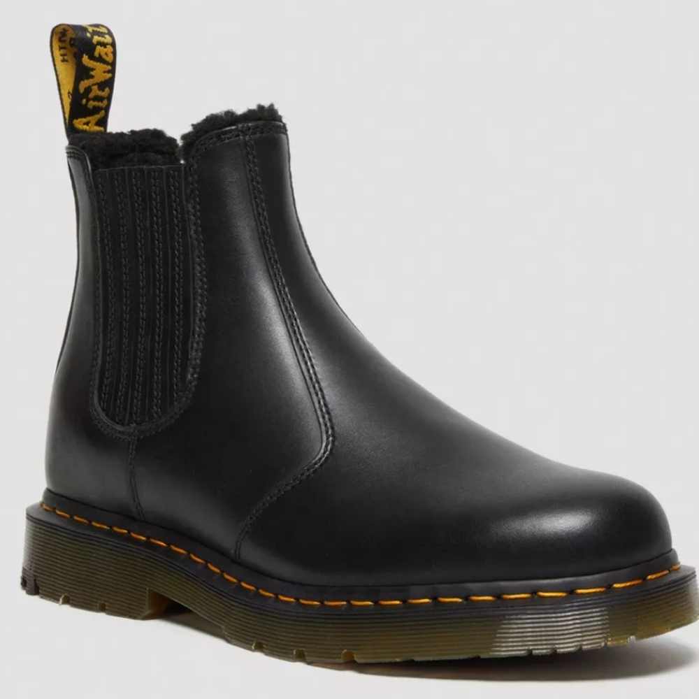 2976 Dr. Martens Wintergrip Leather Chelsea Black Boots .Men Size 8..Ladies Sz 9